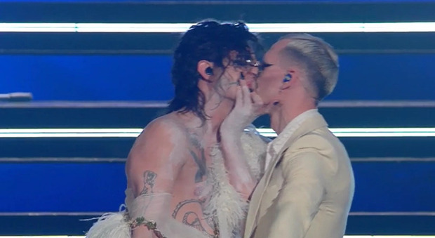 Achille Lauro, bacio gay sul palco dell'Ariston: « Dio benedica chi se ne frega»