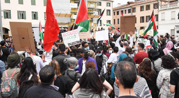 Manifestanti pro Palestina in piazza: «Ecco cosa sta succedendo a Gaza»