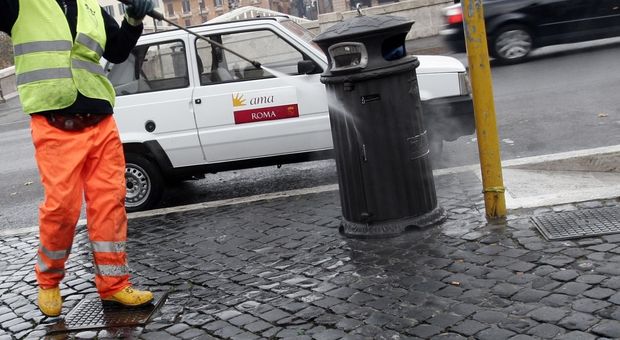 Roma, sesso con le prostitute nell'auto di servizio: sospeso il capo dei netturbini
