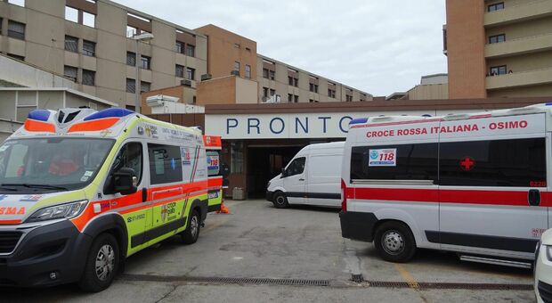 Le ambulanze ferme davanti al pronto soccorso dell'ospedale di Torrette