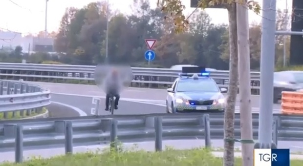 Anziano in bici sull'autostrada A27: intercettato e multato dalla polizia