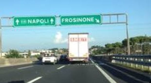 Perde il controllo dell'auto e finisce fuori strada sull'autostrada A1: morto 54enne napoletano