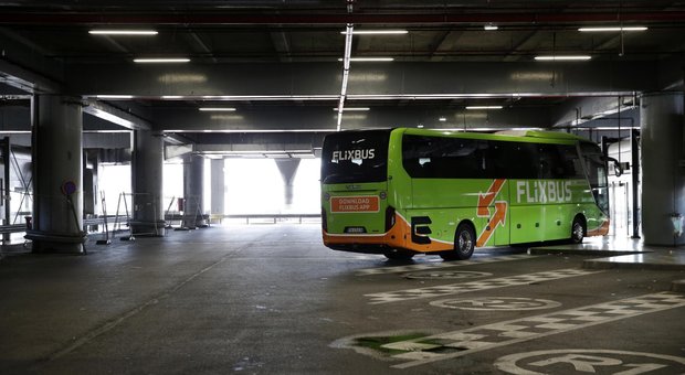 Coronavirus, bus partito da Milano bloccato in Francia: «L'autista ha una brutta tosse». Portato via in ambulanza