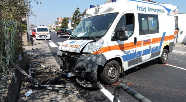 L'ambulanza dopo lo scontro sulla Nettunense