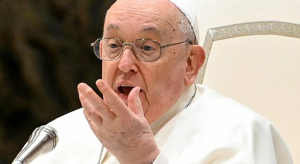 Papa Francesco ha la tosse e non legge il discorso alle università cattoliche: «Ho il respiro un po' affannato, questo raffreddore non se ne va»
