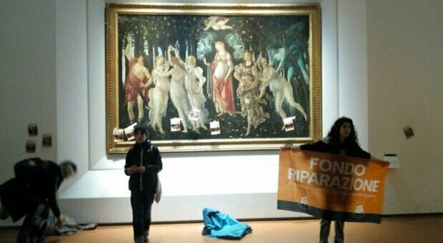 Ultima Generazione, blitz agli Uffizi: volantini sulla Venere di Botticelli: «Vogliamo andare avanti nel silenzio e nell'indifferenza?»