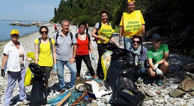 Operazione "Spiagge pulite": volontari di Legambiente in azione a Canovella