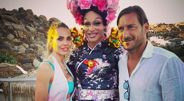 Ilary Blasi e Francesco Totti (imbarazzato) "special guest" della drag queen a Mykonos