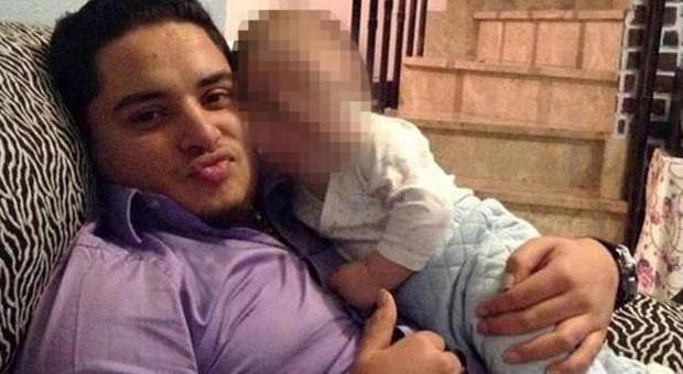 Uccide il figlio di 2 anni dopo averlo seviziato tutta la notte con calci, pugni e bruciature di sigarette