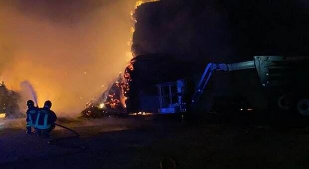 Pollenza, inferno di fuoco nel capannone agricolo: i pompieri fermano l'incendio e salvano gli animali