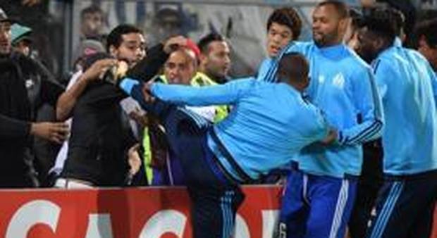 Marsiglia, Evra come Cantona: calcio in faccia a un tifoso ed espulsione prima della partita