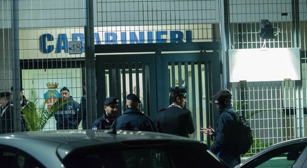 I carabinieri davanti lla caserma dopo l'operazione