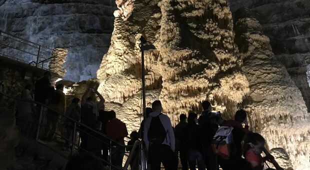 Agosto, miracolo alle Grotte di Frasassi: più visite di prima del Covid. Ecco tutti i dati di un'estate da record