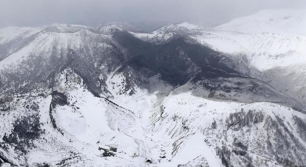 Giappone, l'eruzione del vulcano provoca una valanga sulle piste da sci: un morto e almeno 11 feriti
