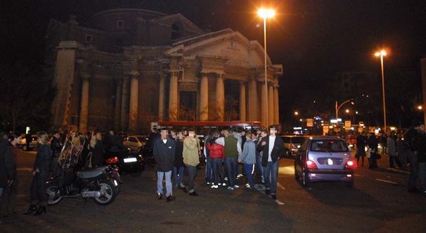 Movida violenta e scontri di bande rivali a piazza Euclide: denunciati 5 giovani per lesioni e minacce