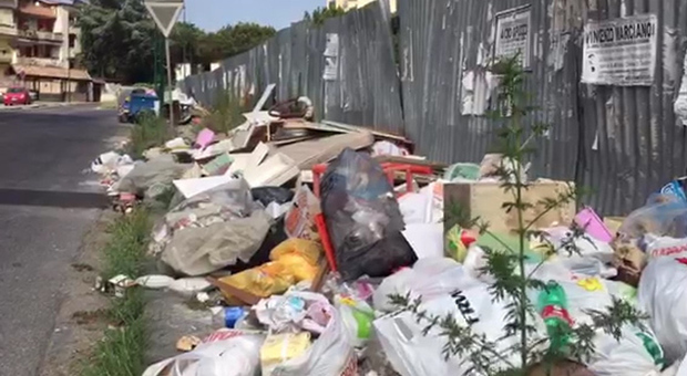 Montagne di rifiuti a Pianura, la denuncia degli operatori Asia: «I cittadini non ci aiutano»