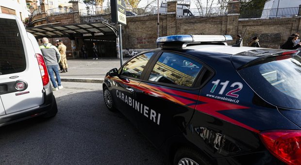 Roma, donna militare trovata morta per un colpo di pistola nel bagno della stazione Flaminio della Metro A.