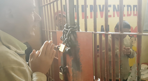Prete italiano sulle Ande nel carcere più duro del mondo, commuove i detenuti inaugurando una cappella