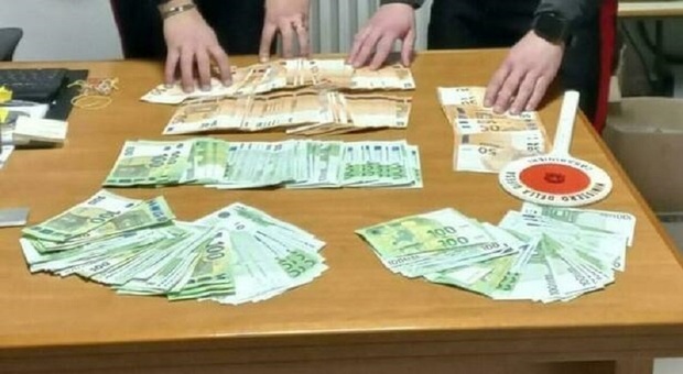 Folignano, si finge maresciallo e ruba 50mila euro: scoperto, fugge e lancia i soldi dall’auto