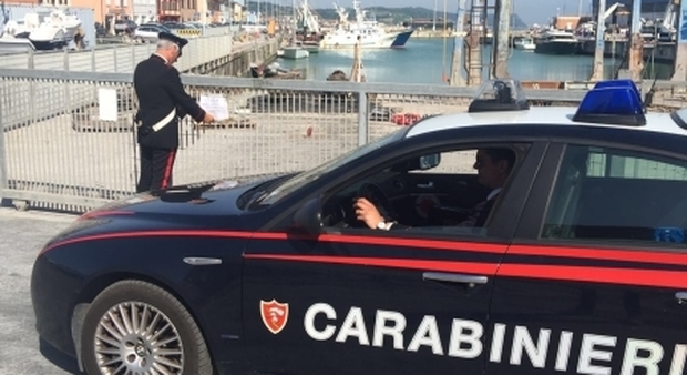 I carabinieri mentre sequestrano l'area portuale