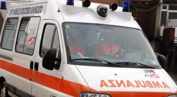 Torino, furgone travolge auto che finisce sul marciapiede: un morto e 6 feriti