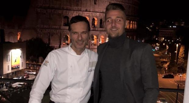 Sergej Milinkovic Savic, coccole con la fidanzata al ristorante stellato Aroma, il più amato dai giocatori di Roma e Lazio