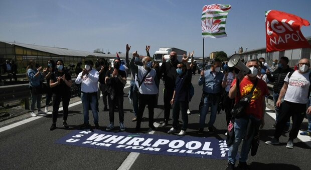 Whirlpool Napoli, gli operai bloccano l’autostrada: «La nostra dignità è stata calpestata»