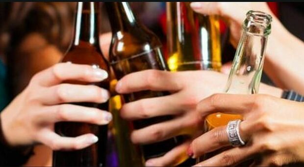Alcol e movida, i giovani bevono. Il questionario a scuola: «Nei locali vendita ai minori»