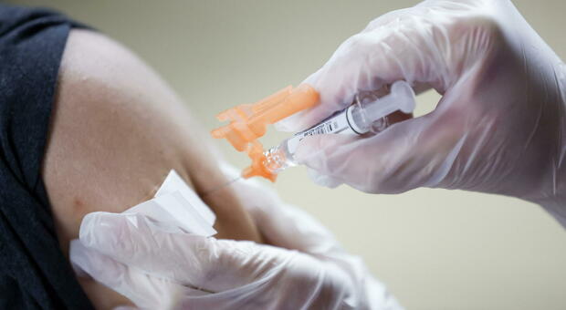 Influenza, serve vaccinarsi? Il pneumologo: «Assurdo non farlo, sarà una stagione pesante»