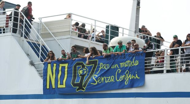 G7 a Ischia, scudo anti-scontri: la nave degli antagonisti è arrivata a Ischia