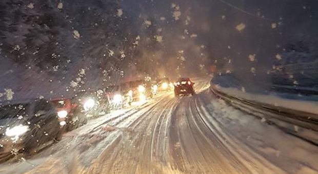 Cortina. Nevica, traffico in tilt: «Intrappolata nel bus, un'odissea di 7 ore»