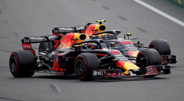 Il duello fratricida tra le due Red Bull di Ricciardo e Verstappen