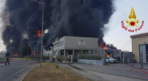 A4, incendio in azienda di vernici: colonna di fumo, chiusa autostrada