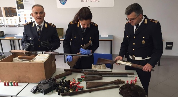 Roma, scoperto arsenale in un box: trovate armi, caschi e parrucche