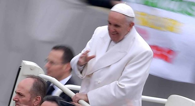 Papa Francesco ai parroci: «Accogliete anche le coppie che decidono di convivere»