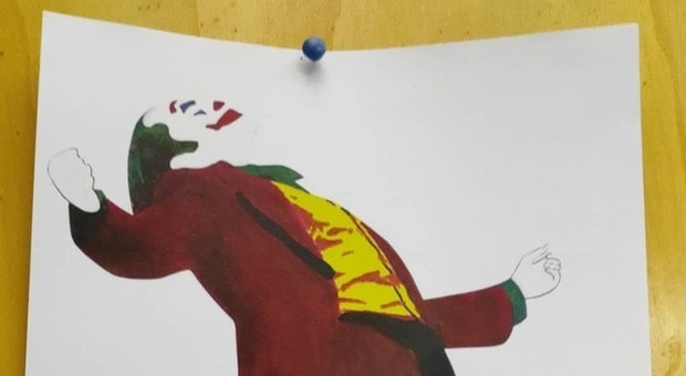 Napoli, il cattivo Joker fa beneficenza: in vendita 300 copie del murale «censurato», il ricavato ai senzatetto