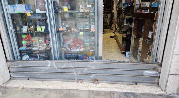 Tabaccherie nel mirino di una banda specializzata, nuovo colpo a Porto San Giorgio: tagliata la serranda, razzia di sigarette