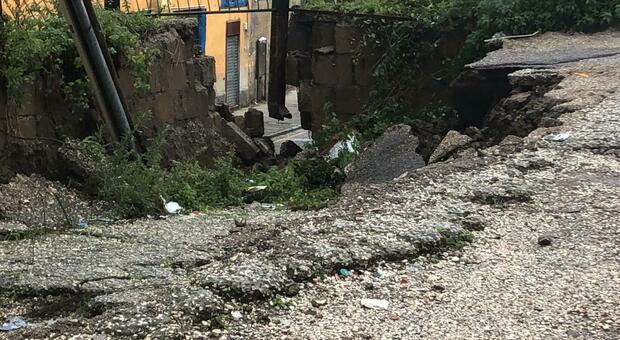 Crolla strada a Napoli, residenti in allarme: «Le nostre case sono a rischio»
