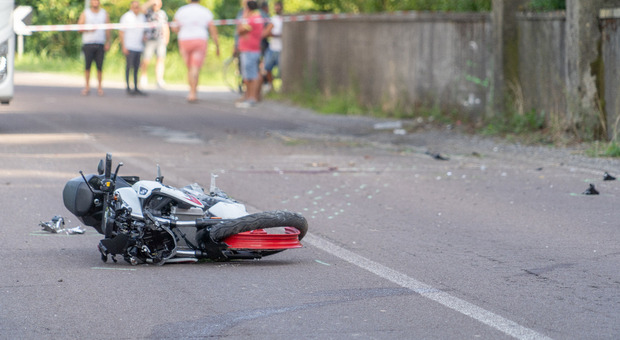 Ceggia, 17enne si schianta con la moto Suzuki contro un muro: trascinato per decine di metri. I soccorritori lo trovano insanguinato
