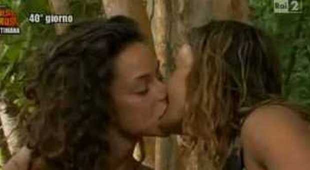 Sull'Isola gioco erotico tra Raffaella Fico e Roberta Allegretti con bacio lesbo