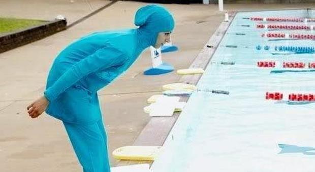 Niente burkini, la piscina comunale mette il divieto al costume integrale