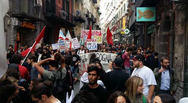 Napoli, manifestazione in piazza contro Salvini: lancio di monetine al Plebiscito