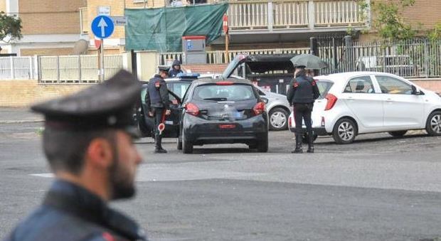 Posti di blocco dei carabinieri del Gruppo Ostia a piazza Gasparri
