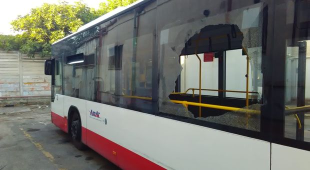 Il bus danneggiato dai vandali
