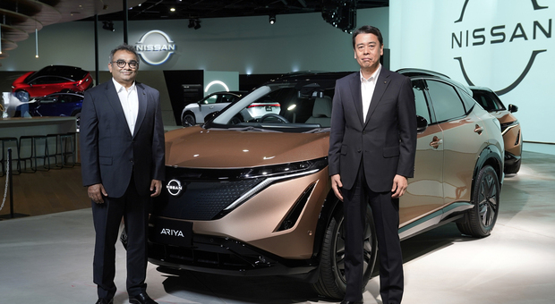 Makoto Uchida, ceo di Nissan, insieme ad Ashwani Gupta, chief operating officer del costruttore giapponese, con il nuovo crossover elettrico Ariya
