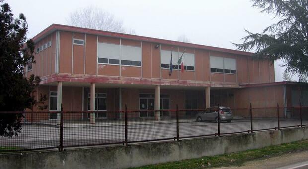 La scuola media di Castelnovo Bariano, chiusa per la positività di docenti