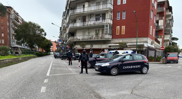 Controlli dei Carabinieri a Casavatore, perquisizioni in atto