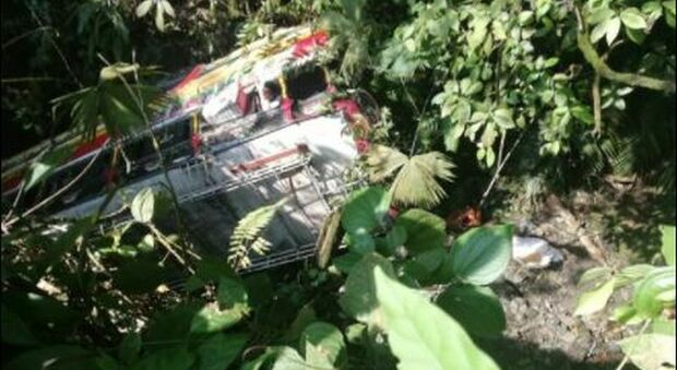 Scuolabus precipita da una scogliera in Colombia: sei bambini morti. Il tetto si è staccato dopo lo schianto