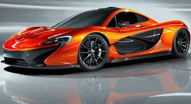 La McLaren P1 nell'inconfondibile colore arancio della acsa