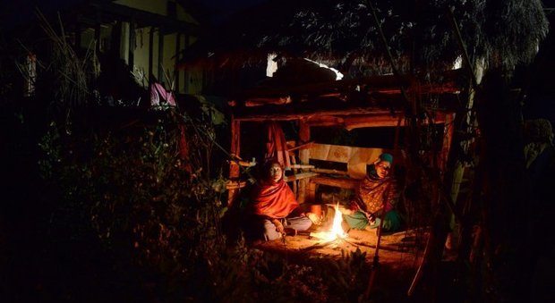 Nepal, confinata in un capanno perché ha le mestruazioni: muore soffocata dal fumo